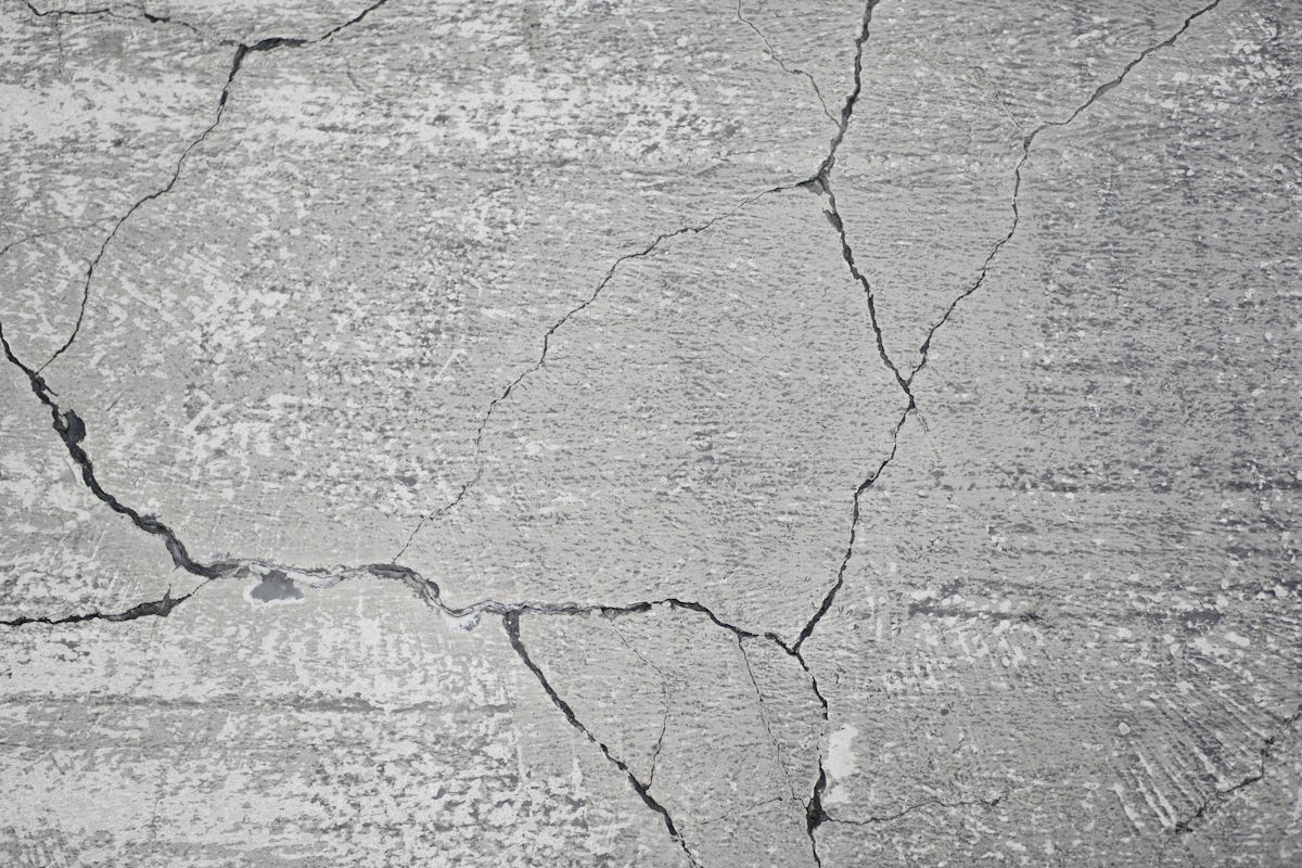 Dlaczego beton pęka? Najczęstsze przyczyny rys i&nbsp;pęknięć w&nbsp;betonie oraz&nbsp;sposoby zapobiegania
