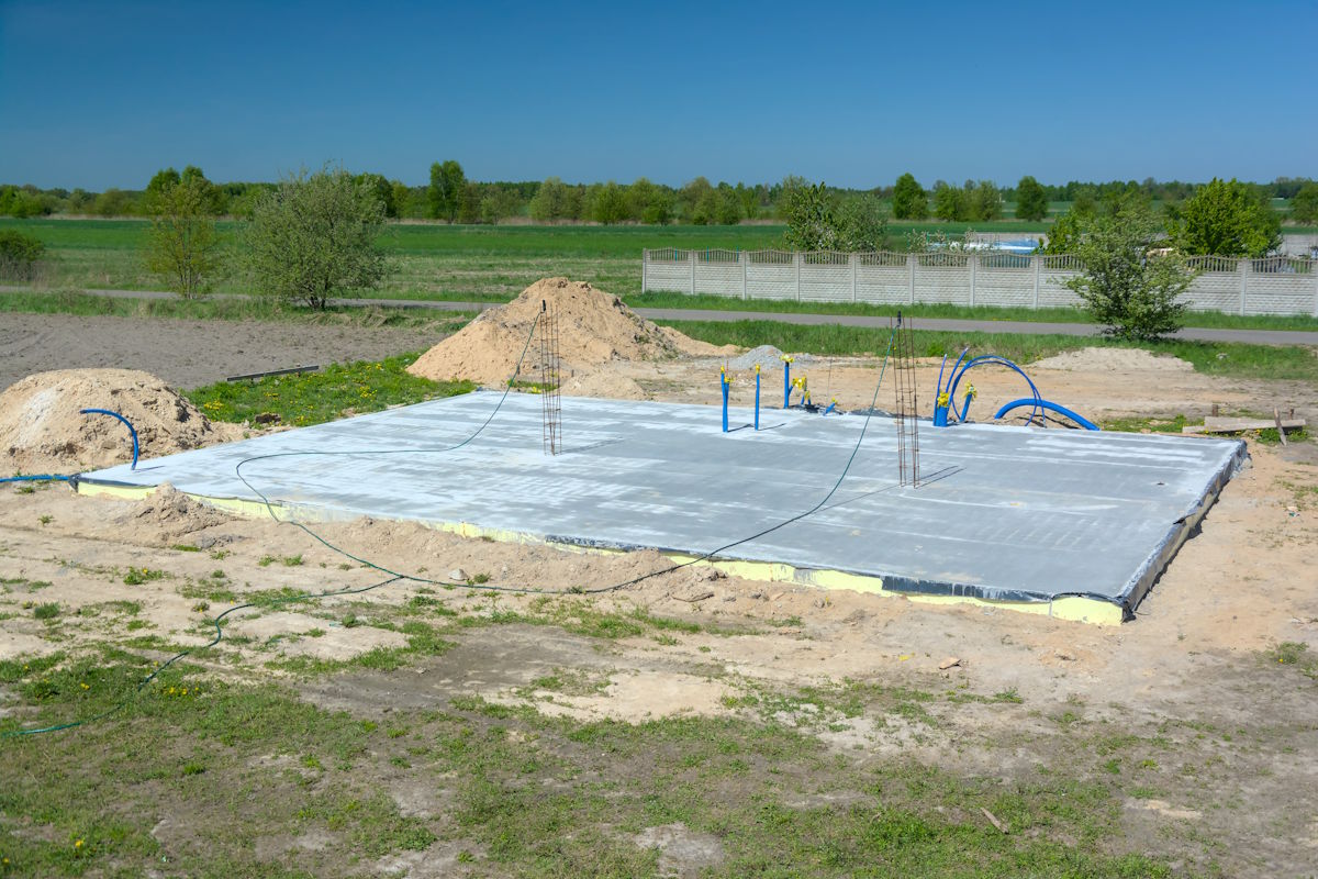 Podlewanie betonu: Jak długo i&nbsp;często pielęgnować strop, by&nbsp;uniknąć pęknięć?