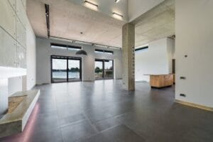Ekipa budowlana wylewająca betonową posadzkę w nowo powstającym domu jednorodzinnym