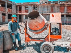 plac budowy z betonomieszarką w trakcie wylewania mieszanki betonowej