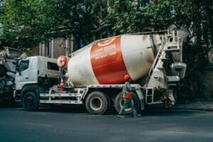 profesjonalna gruszka z betonem dojeżdżająca na plac budowy