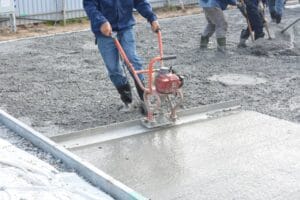 Profesjonalne wylewanie betonu na posadzkę w nowoczesnym domu jednorodzinnym