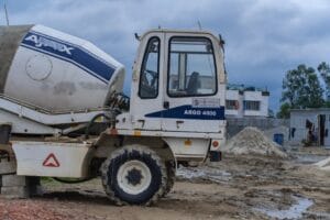 Betonomieszarka dostarczająca świeżą mieszankę betonową na plac budowy