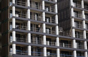 układanie izolacji przeciwwilgociowej pod wylewkę betonową na placu budowy