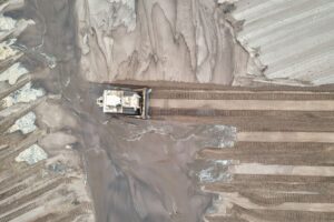 zdjęcie przedstawiające proces przygotowania gliniastego podłoża pod fundamenty budynku