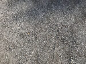 beton szczotkowany na podjeździe
