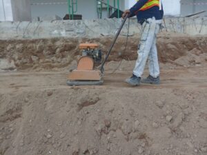 maszyna do zacierania mechanicznego betonu na hali przemysłowej
