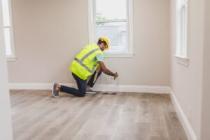 pracownik budowlany sprawdzający konsystencję świeżej mieszanki betonowej na placu budowy