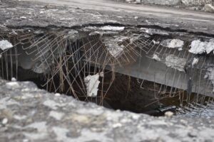 zbliżenie na strukturę betonu zbrojonego włóknami polimerowymi