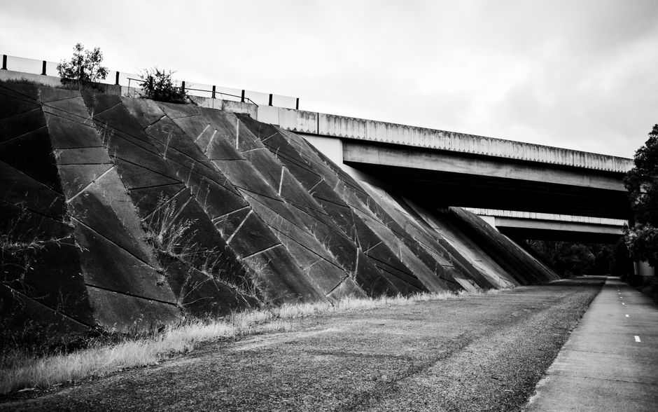 Prawidłowe profilowanie terenu: jak zaplanować spadki na&nbsp;powierzchni betonowej